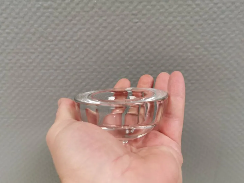 Un ensemble de bougeoirs iittala en verre transparent clair.