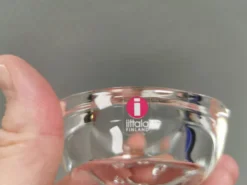 Un ensemble de bougeoirs iittala en verre transparent clair.