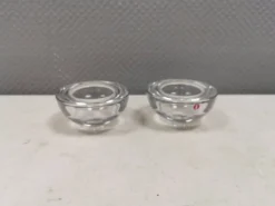Un ensemble de bougeoirs iittala en verre transparent clair.