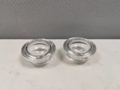Un ensemble de bougeoirs iittala en verre transparent clair.