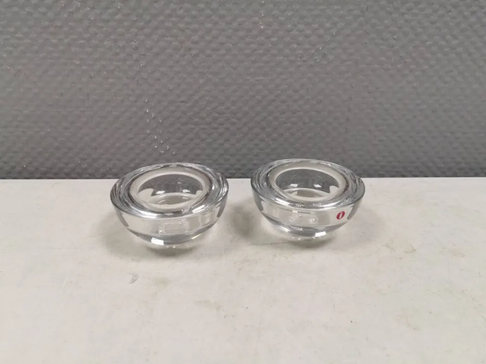 Un ensemble de bougeoirs iittala en verre transparent clair.