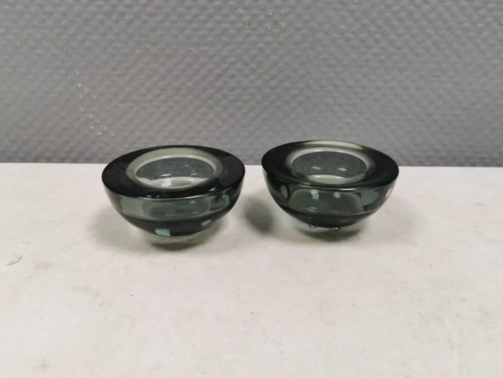 Un ensemble de porte-bougies iittala en verre transparent fumé.