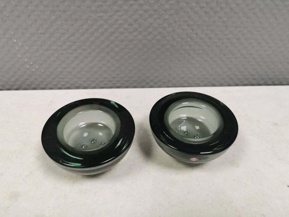Un ensemble de porte-bougies iittala en verre transparent fumé.