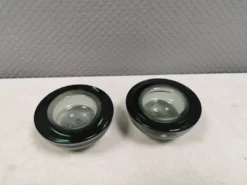 Un ensemble de porte-bougies iittala en verre transparent fumé.