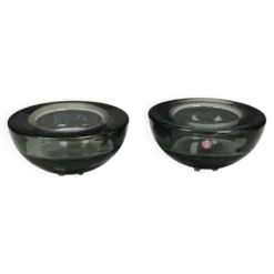 Un ensemble de porte-bougies iittala en verre transparent fumé.