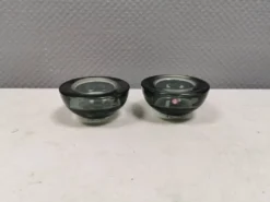 Un ensemble de porte-bougies iittala en verre transparent fumé.