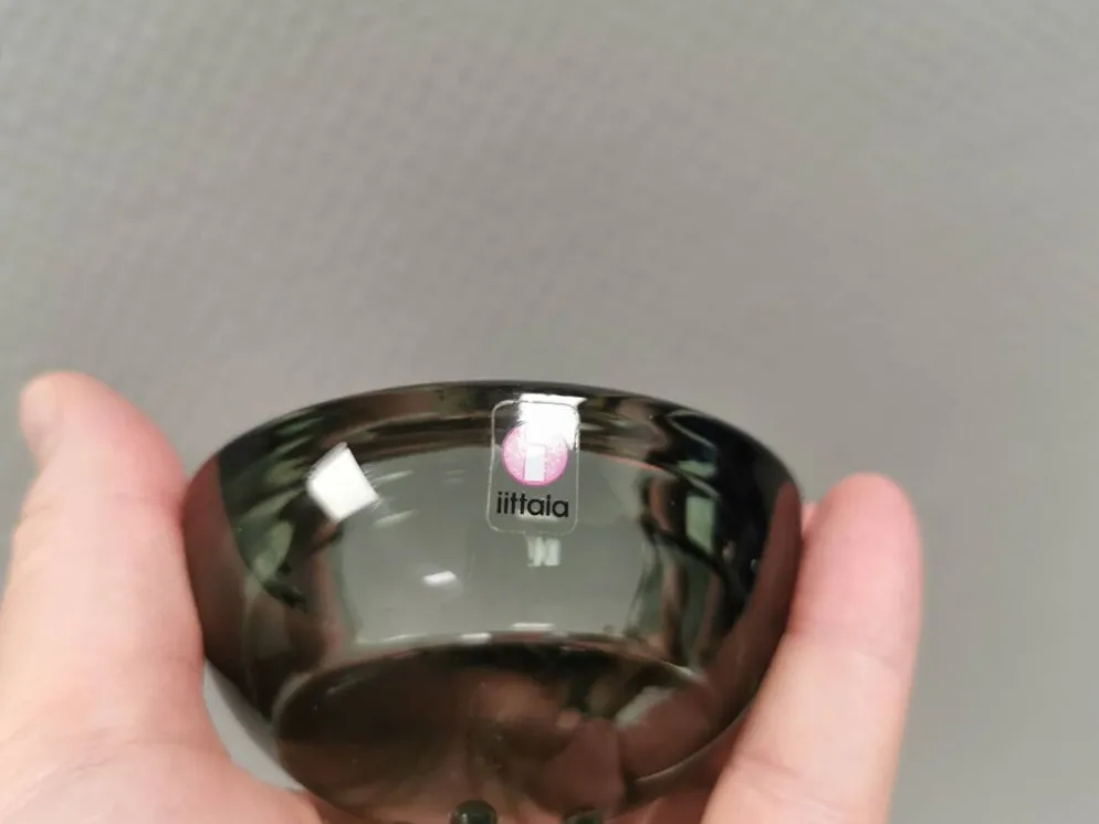 Un ensemble de porte-bougies iittala en verre transparent fumé.