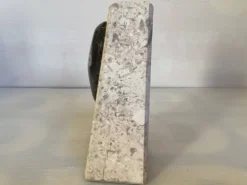 Un serre livres en travertin et fossile asymétrique