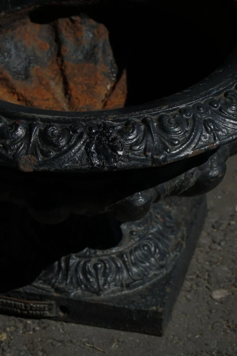Urne de jardin ancienne en fonte française avec bordure décorative, début du 20e siècle