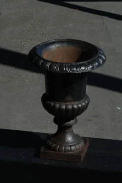 Urne de jardin / Jardinière décorative en fonte, design néoclassique français, années 1950