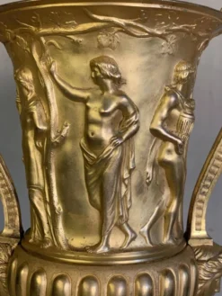 Urne en bronze doré, base de marbre rouge griotte