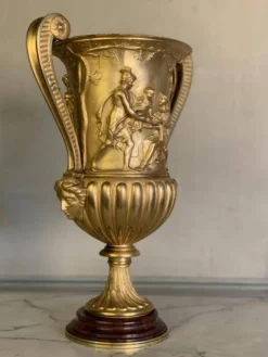 Urne en bronze doré, base de marbre rouge griotte