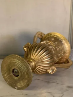 Urne en bronze doré, base de marbre rouge griotte