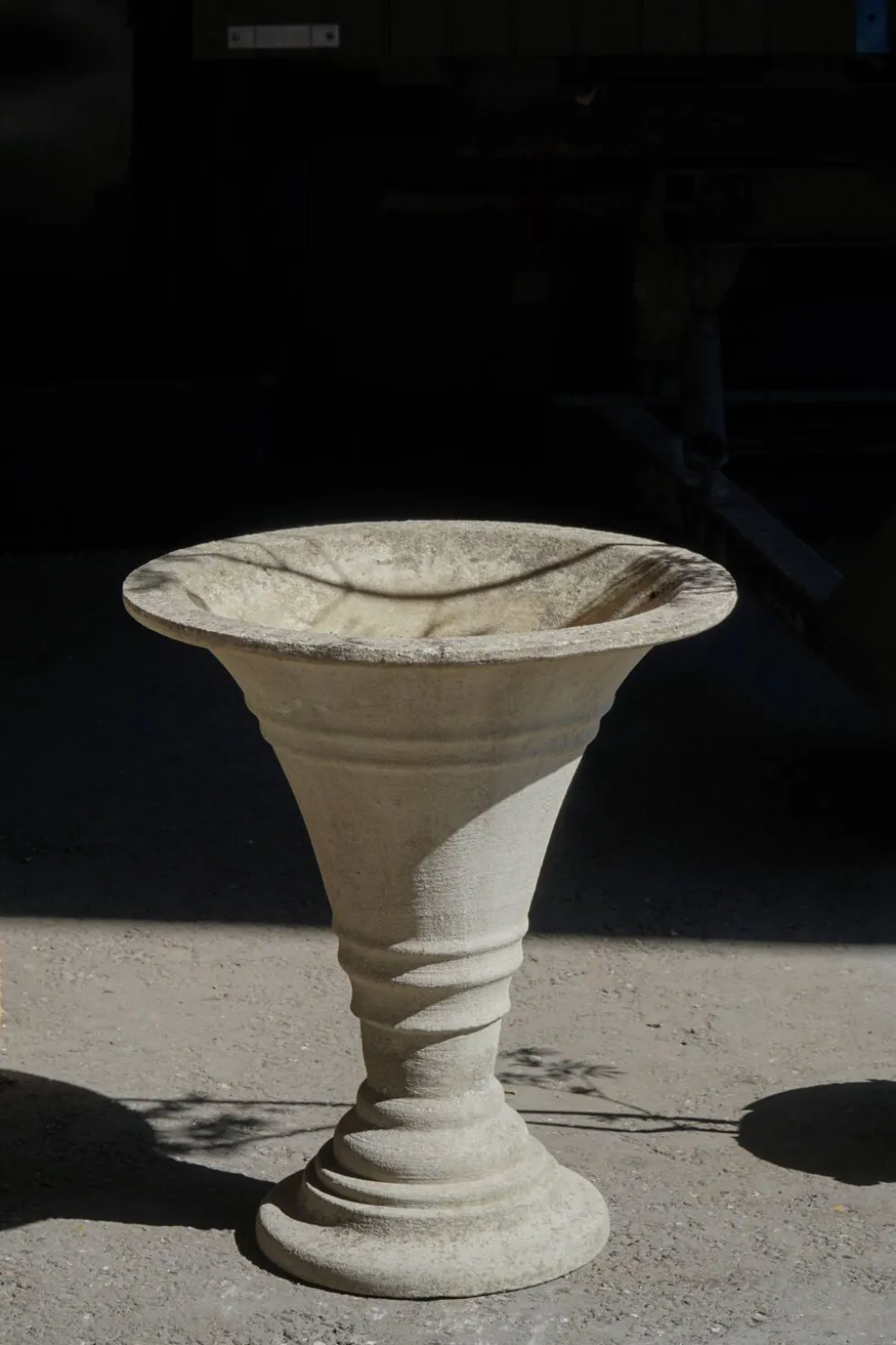 Urne / jardinière en béton moulé, milieu du 20e siècle, Scandinavie, années 1970