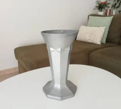 Vase ancien Art déco en fonte d'aluminium