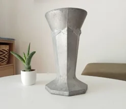 Vase ancien Art déco en fonte d'aluminium