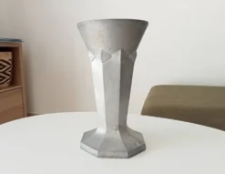 Vase ancien Art déco en fonte d'aluminium