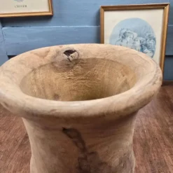 Vase ancien en bois tourné, olivier ou bois fruitier