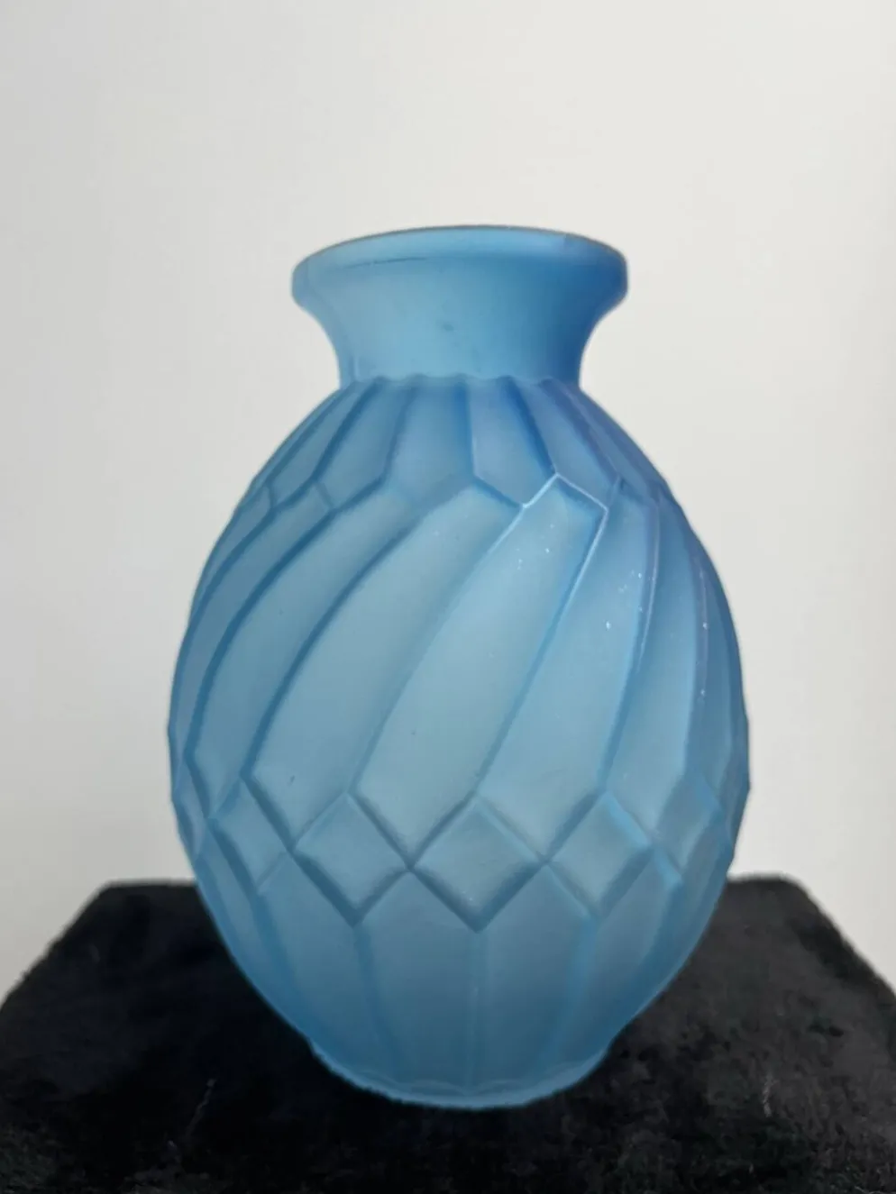 Vase Art Déco verre bleu dépoli