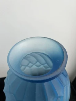 Vase Art Déco verre bleu dépoli