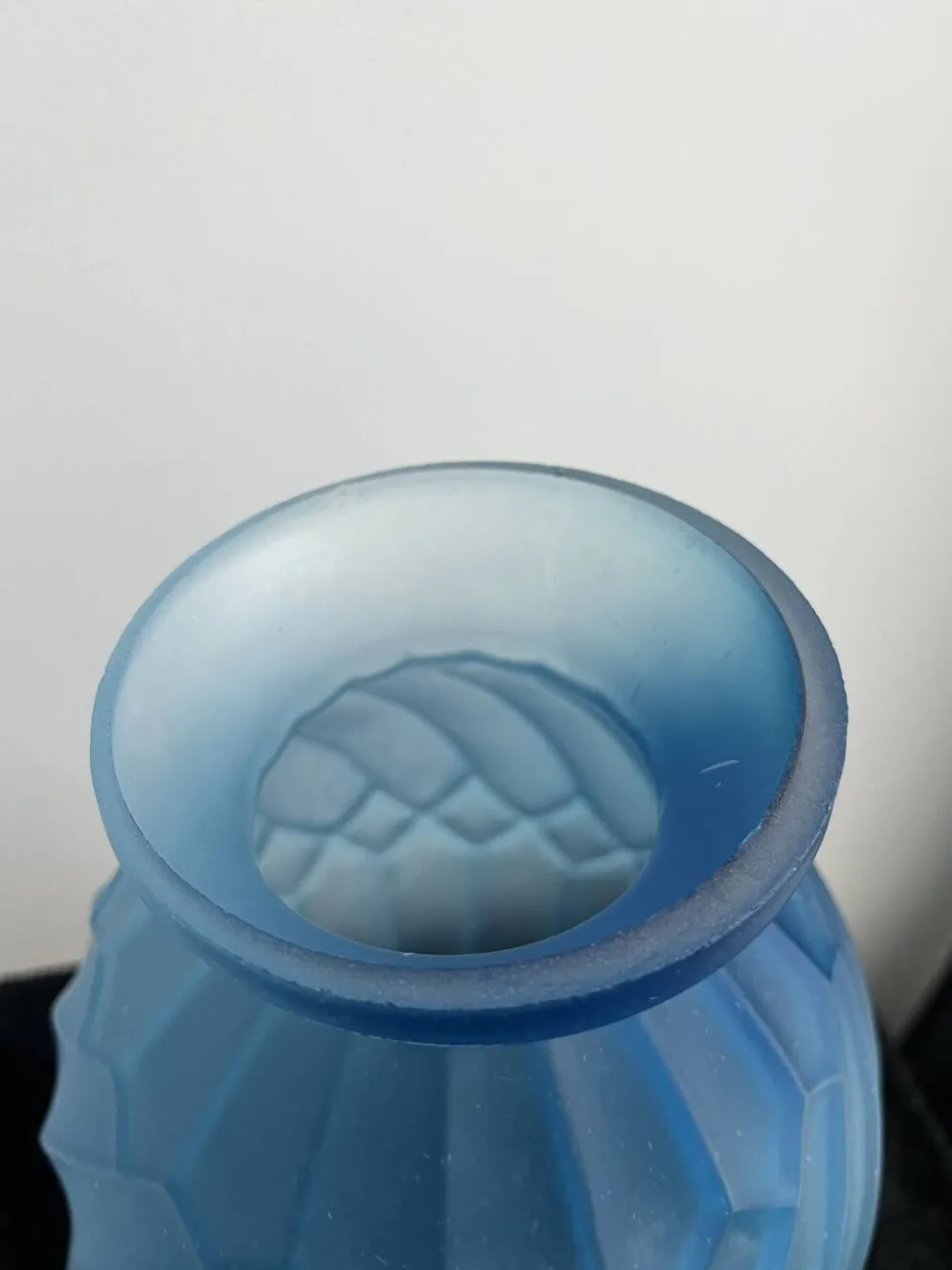 Vase Art Déco verre bleu dépoli