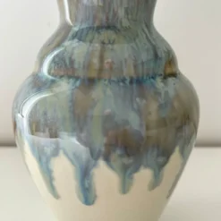Vase aux coulures bleutées