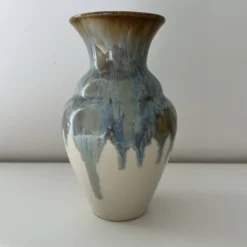 Vase aux coulures bleutées