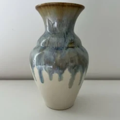 Vase aux coulures bleutées