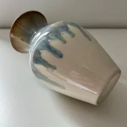 Vase aux coulures bleutées