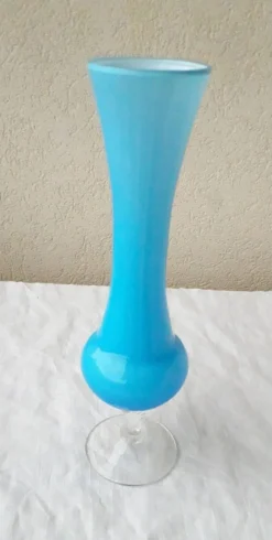 Vase bleu en opaline