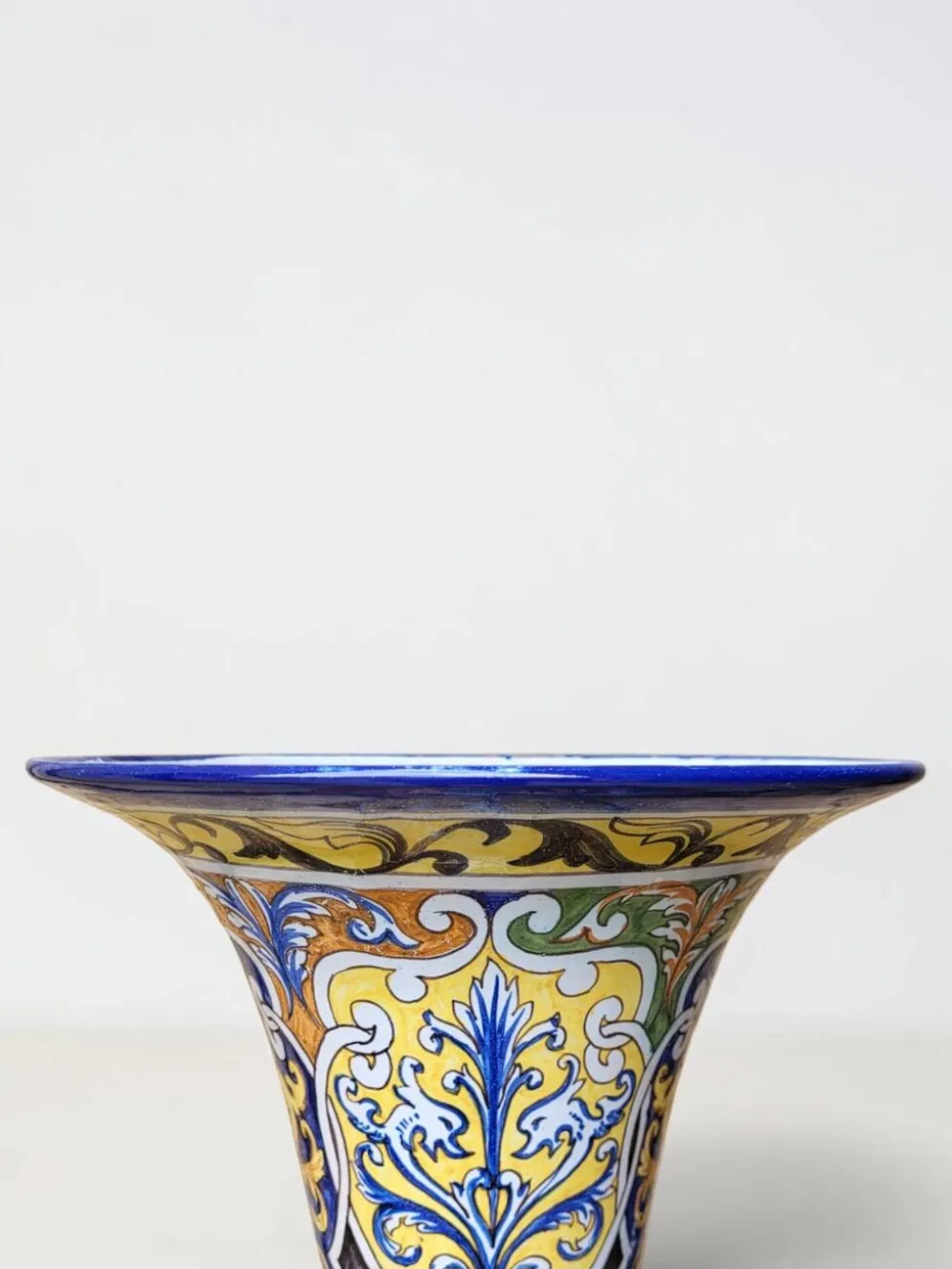 Vase cornet en faïence de Nevers, Montagnon