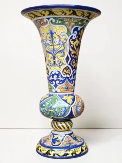 Vase cornet en faïence de Nevers, Montagnon