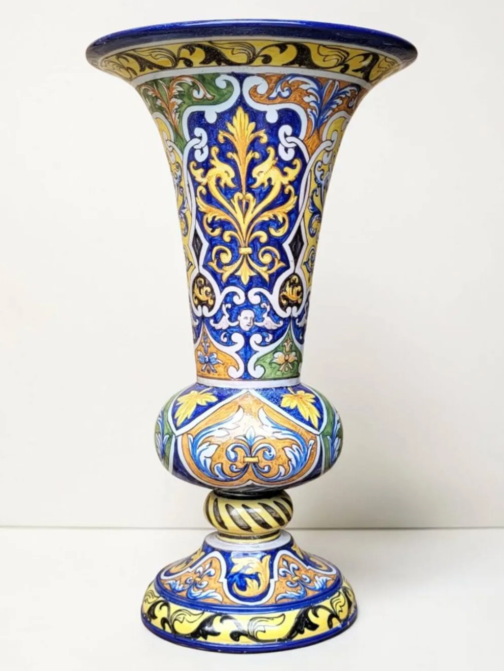 Vase cornet en faïence de Nevers, Montagnon