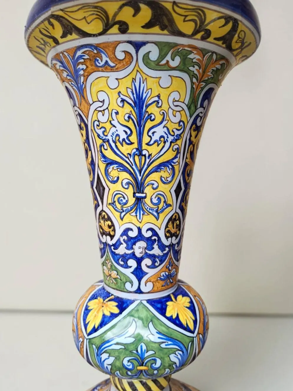 Vase cornet en faïence de Nevers, Montagnon