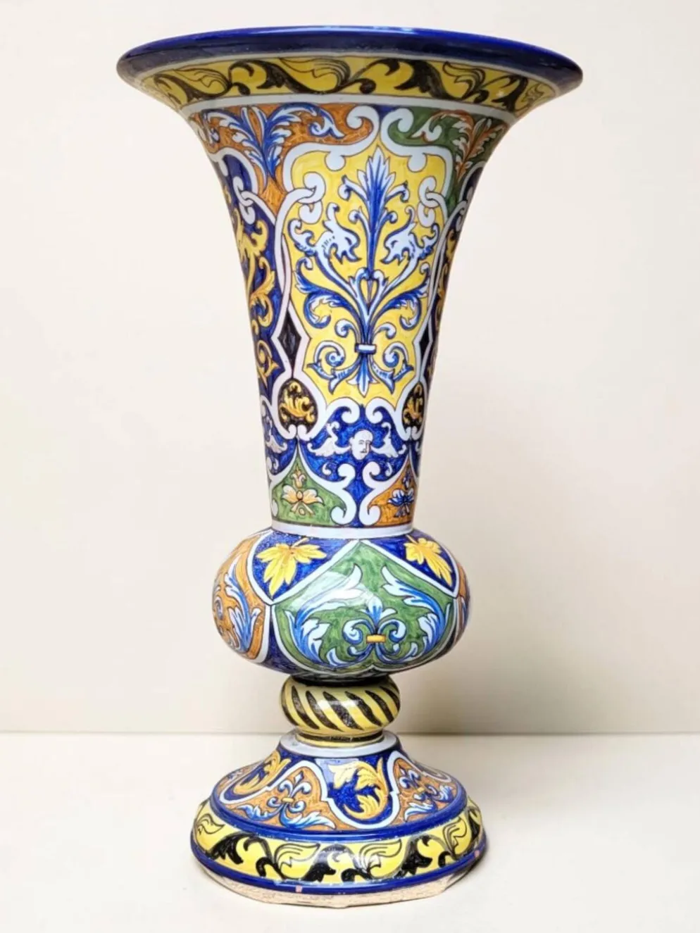 Vase cornet en faïence de Nevers, Montagnon