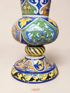 Vase cornet en faïence de Nevers, Montagnon
