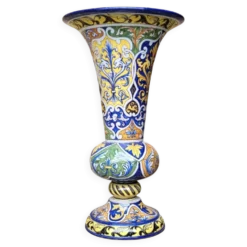 Vase cornet en faïence de Nevers, Montagnon