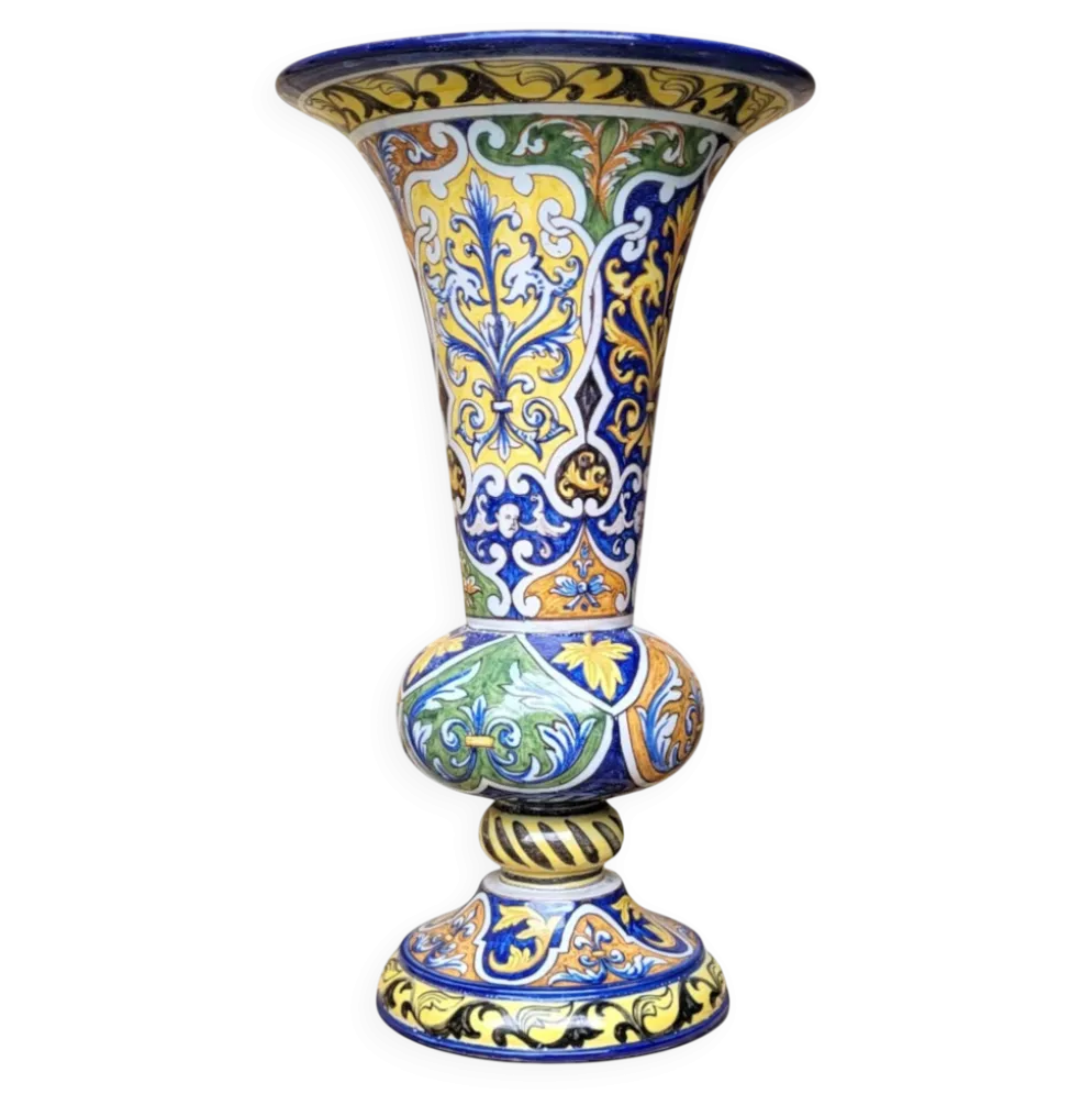 Vase cornet en faïence de Nevers, Montagnon