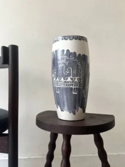 Vase dans le goût de Picasso, Atelier Cerenne à décor taureau stylisé, Vallauris 1950