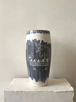 Vase dans le goût de Picasso, Atelier Cerenne à décor taureau stylisé, Vallauris 1950
