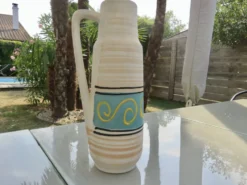 Vase en céramique avec anse 