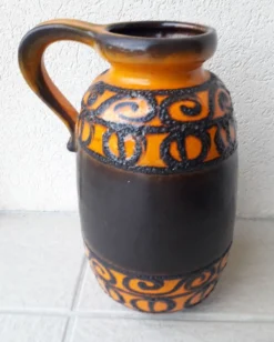 Vase en céramique orange et marron