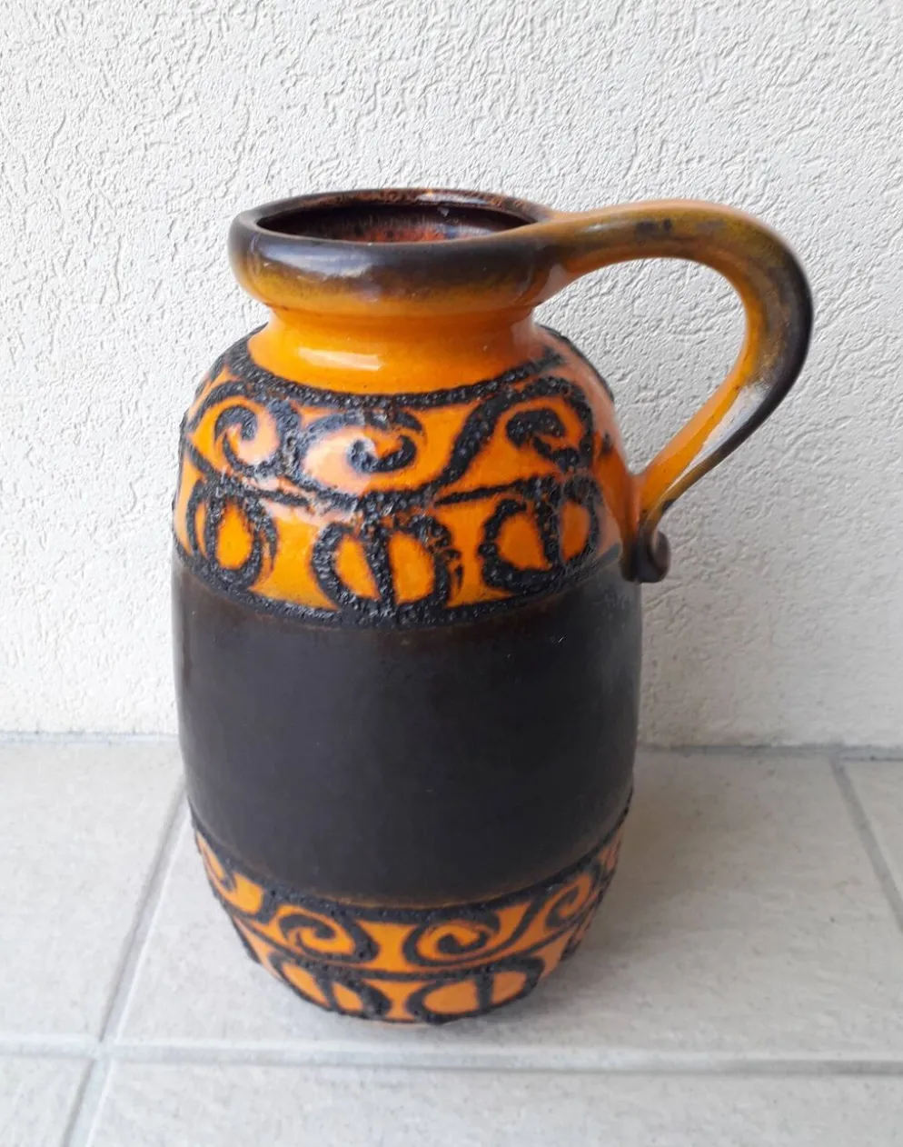 Vase en céramique orange et marron