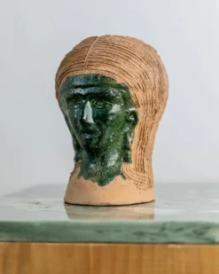 Vase en céramique vintage des années 1980, forme de tête sculpturale avec visage émaillé vert, objet d’art en terre cuite