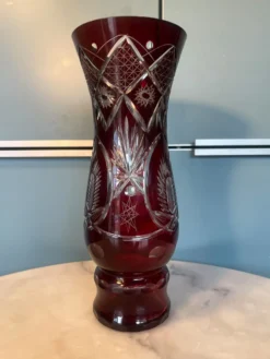 Vase en cristal, taillé de bohème, 1950, h= 29 cm.