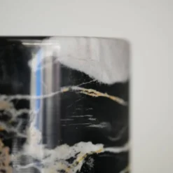 Vase en marbre Portoro noir et doré par Angelo Mangiarotti pour Skipper, années 70.