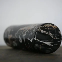 Vase en marbre Portoro noir et doré par Angelo Mangiarotti pour Skipper, années 70.