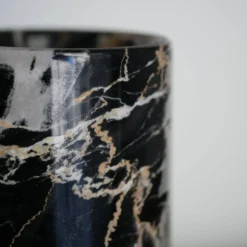 Vase en marbre Portoro noir et doré par Angelo Mangiarotti pour Skipper, années 70.
