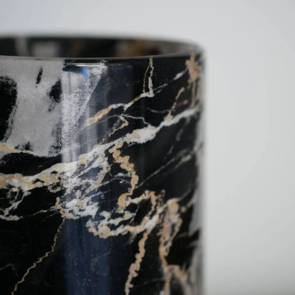 Vase en marbre Portoro noir et doré par Angelo Mangiarotti pour Skipper, années 70.