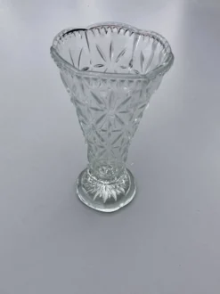 Vase en verre moulé vintage années 60-70, décor géométrique